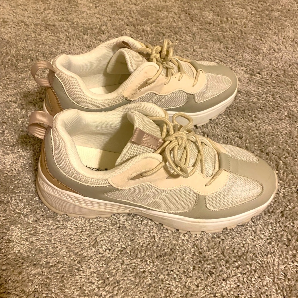 Amazing and stylish sneakers. Perfect with pants and dresses for a causal look.